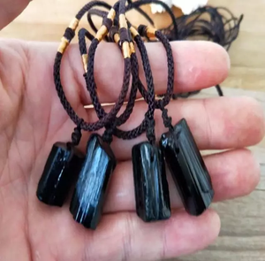 Collier pendentif en tourmaline noire naturelle, pierre brute, cristal brut, cadeau pour le yoga et la méditation - Product Image 3
