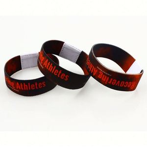 Pulseras Elásticas Tejidas de Tela Multicolor con Logotipo Personalizado y Arte Folclórico en Relieve para Regalos Promocionales y Uso en Fiestas/Festivales - Product Image 3