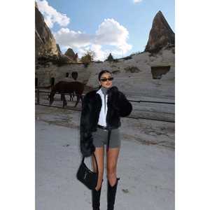 Veste en fourrure de vison noir, décoration vintage, fermeture simple boutonnage, coupe slim, avec matériau en soie et laine, motif imprimé teinté - Product Image 3