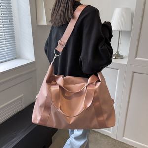 Amazons – sac de voyage sec et humide, sacs de sport de haute qualité pour femmes avec cordon vert menthe - Product Image 1