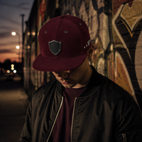 Casquette Snapback en Daim avec Badge Métallique, Style Urbain Haut de Gamme, Vente en Gros pour Boutiques de Luxe