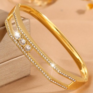Brazalete de Acero Inoxidable con Tres Diamantes Deslizantes, Joyería Fina, Regalo Elegante para Mejor Amiga - Product Image 3