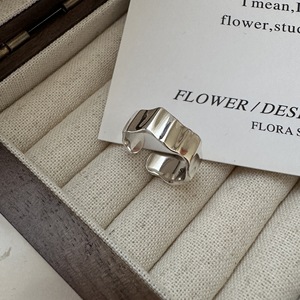 Bague minimaliste en argent sterling 925 avec plis discrets, architecture subtile, é<span class=keywords><strong>l</strong></span>égance silencieuse pour le raffinement quotidien - Product Image 2