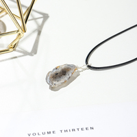Vente en gros de cristaux de quartz naturels pierres de guérison collier grotte d'agate pendentif pour cadeaux