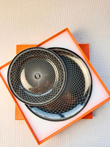 Ensemble de 2 assiettes à dîner en porcelaine noire européenne de haute qualité, écologiques, avec un design moderne et luxueux et un motif incrusté d'or - Product Image 2