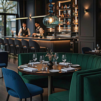 Banquette de restaurant en cuir et velours de luxe avec plateau en pierre durable et design intérieur moderne