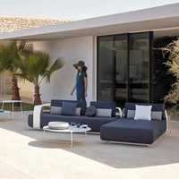 Ensemble de canapés d'extérieur de style nordique avec table basse, coussins imperméables en rotin tressé pour villas, maisons jumelées et jardins