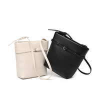 Sac seau en cuir structuré vintage, minimaliste, grainé, avec boucle de ceinture, pour femme, idéal pour le quotidien et le travail