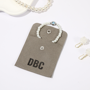 Pochette à bijoux personnalisée en microfibre grise avec bouton-pression, sac enveloppe doux pour bracelets, boucles d'oreilles et colliers - Product Image 3