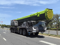 Grue mobile de marque renommée ZTC2000VS863 de 200 tonnes avec hauteur de levage maximale de 116,5 m, entrejambe de 7,85 x 8,2 m et moments de charge élevés