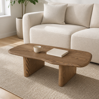 Table basse en bois grainé avec finition placage, silhouette allongée aux coins arrondis et pieds en panneaux pour mobilier de salon