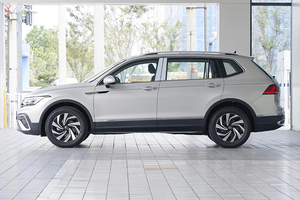 Auto Usata 2023 Volkswagen <span class=keywords><strong>Tiguan</strong></span> L 280TSI, SUV di Medie Dimensioni Sicuro, Efficiente e Premium, Esperienza di Guida Premium in Ogni Viaggio - Product Image 5