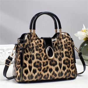 Sac bandoulière léopard élégant pour femme, en cuir écologique durable, imperméable, léger, avec fermeture éclair – Idéal comme cadeau – Offre spéciale - Product Image 2