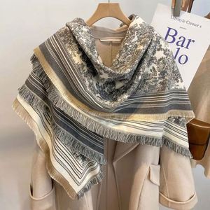 Nouveau design, foulards carrés élégants et tendance pour femmes, hiver, 140*140cm, écharpes épaisses et chaudes en fausse velours, YHK0047 - Product Image 3