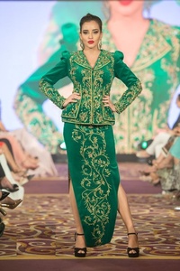 Hermoso y Elegante Vestido de Noche de Diseñador con Cuentas de Cristal y Pedrería para Bodas y Fiestas - Product Image 2