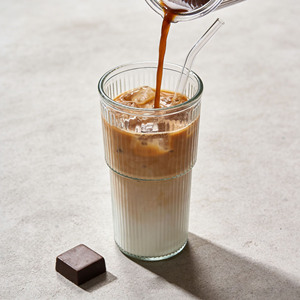 Bicchieri in Vetro alla Moda da 600ml con Coperchio e Cannuccia, Adatti per Caffè, Tè, Succhi, Feste e Regali - Product Image 2