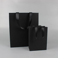 Sac en papier promotionnel personnalisé avec estampage doré texturé et poignées en corde pour diffuseur de parfum, sérum, lotion pour la peau, ornement