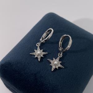 ต่างหูทองเหลืองชุบทองคำขาวประดับเพชรคิวบิกเซอร์โคเนียและมุกเทียมรูปดาว ดีไซน์คลาสสิกหรูหราสำหรับผู้หญิง - Product Image 6