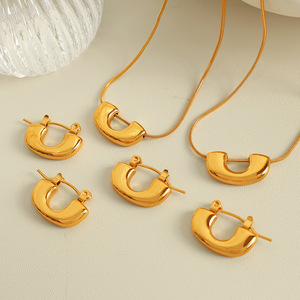 ชุดสร้อยคอและต่างหูรูปตัวยู ดีไซน์เรขาคณิตสีทองสำหรับผู้หญิง สวมใส่ได้ทุกวัน โซ่ไทเทเนียมสตีล - Product Image 1