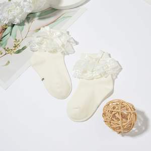 Adorables chaussettes pour bébé fille avec dentelle à volants et nœud, en coton doux, écologiques et respirantes, détails en perles, vente en gros - Product Image 4