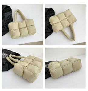 Sac à main personnalisé grande capacité, doux et chaud, en duvet, couleur unie, sac à bandoulière moelleux pour <span class=keywords><strong>femme</strong></span>, sac fourre-tout nuage en tissu pour l'hiver - Product Image 4