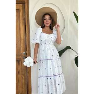 Vestido de noche hecho a mano de organza lila bordada con cuello cruzado, corte imperio y espalda descubierta. - Product Image 3