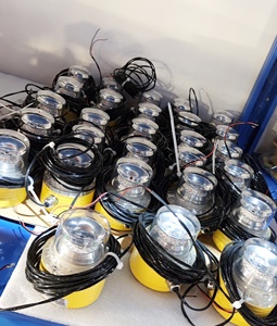 ไฟสัญญาณเตือนอากาศยานแบบเคลื่อนที่ชนิด D ความเข้มแสงต่ำ ไฟ LED สีฟ้า สำหรับเครื่องบิน ยานพาหนะ  ติดตั้งด้วยแม่เหล็ก มาตรฐาน IP68 สำหรับสนามบิน ICAO - Product Image 2
