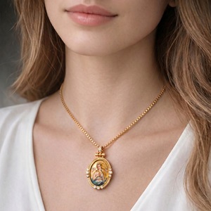 Collar de Mitología Griega con Colgante de Afrodita en Latón Vintage PVD, Esmalte Pintado a Mano y Circones, Joyería para Mujer, Venta al Por Mayor - Product Image 3