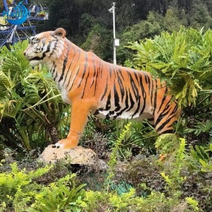 Escultura Realista de Tigre de Pie - Arte de Fibra de Vidrio Personalizado para Zoológicos y Parques Temáticos - Product Image 1