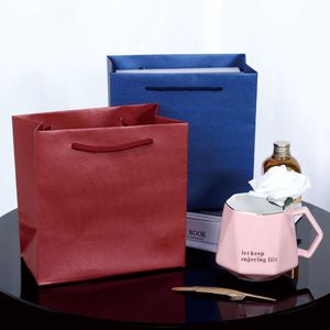Bolsa de papel reciclada con asa larga, impresa con diseño de calcetines, para regalo. - Product Image 3