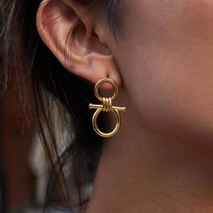 Parure de bijoux de créateur anti-ternissement en acier inoxydable de luxe, style coréen, avec collier mors de cheval en or 14k 18k, pour femme - Product Image 3