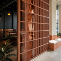 Paravent de séparation de pièce en bois à lattes géométriques modernes sur mesure, du sol au plafond, panneau décoratif pour hôtel, restaurant