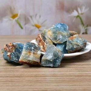 Ornements en pierres précieuses brutes CrystalHola bleues de haute qualité, tendance mode pour une décoration intérieure unique et des fêtes - Product Image 3