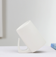 Tasse à café en céramique inclinée de style nordique minimaliste avec poignée et support au design unique, idéale comme cadeau créatif pour le bureau