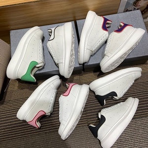 รองเท้ากีฬาแฟชั่นผู้ชาย ดีไซน์หรูหรา แบรนด์แท้ McQueenes รองเท้าผู้หญิงแบบสั่งทำพิเศษ พื้นหนา หนังแท้ สไตล์ลำลอง รองเท้าผู้ชาย - Product Image 3