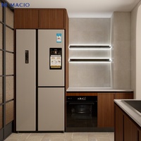 Armoires de cuisine personnalisées MACIO, mélamine imitation bois avec crédence en carrelage vert, meubles de cuisine de design italien pour villa design