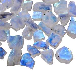 Piedra lunar arcoíris natural Gemkora, 50 quilates, cristales azules irregulares en bruto para la fabricación de joyas - Product Image 1