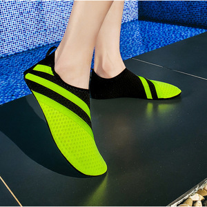 Zapatillas de fábrica Zixi para buceo, snorkel, playa, cinta de correr, yoga, calentadores de pies, y natación, amigables con la piel. - Product Image 3
