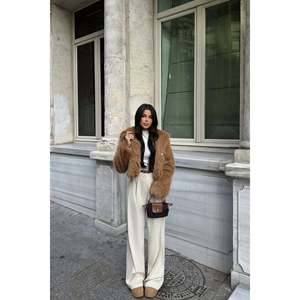 Manteau en fourrure de vison beige, extérieur en laine, simple boutonnage, fermeture éclair, rembourrage en coton, imprimé animal, coque en laine tissée, ceinture - Product Image 2