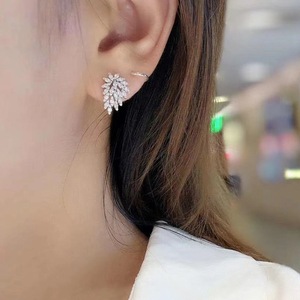 Orecchini a Perno Geometrici a Forma di Foglia d'Acero per Donne, Brillanti Orecchini Botanici, Gioielli di Moda Quotidiana - Product Image 4