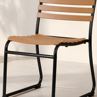 Chaise de salle à manger empilable noire avec structure en acier et assise en plastique à lattes de bois pour la maison, le café et le restaurant