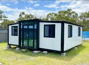 Casa Contenedor Prefabricada de Lujo de 2 a 4 Dormitorios, Expandible de 20 Pies, con Energía Solar, Paneles Solares y Diseño de Dos Pisos - Product Image 2