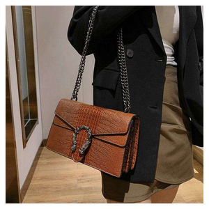 Bolso Cuadrado Pequeño Rojo Clásico, Versátil y Elegante de Alta Gama, Acolchado, con Correa de Cadena Metálica para Mamá, Nuevo Modelo 2026 - Product Image 4