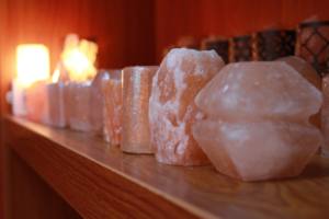 塩ランプ、天然ヒマラヤ産空気清浄塩ナイトライト（電球2個付き（カラフルな電球1個）、11.2オンスのミニ手彫りランプ付き） - Product Image 2