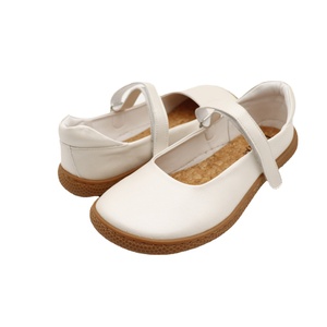 TipsieToes - Sandalias Planas Casuales para Niños y Mujeres, Estilo Mary Jane, Descalzas, Cruzadas, Negras, de Cuero Genuino, Transpirables, con Plataforma Plana - Product Image 1