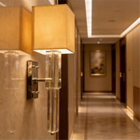 Applique murale élégante à LED avec prisme en cristal K9, tissu en lin beige, finition nickel poli personnalisable, durée de vie de 50 000 heures, garantie de 2 ans