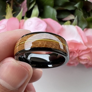 Bague Coolstyle en tungstène noir avec incrustation de corde de guitare en bois de fût de whisky de 8 mm pour hommes et femmes, idéale pour fiançailles et mariage - Product Image 4