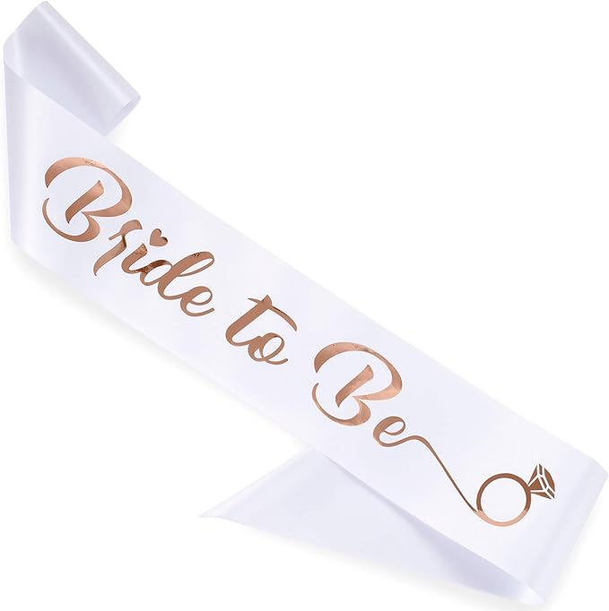 Queue avec fond blanc perçant, personnage en or rose, future mariée