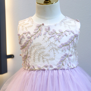 Nouvelle Robe de Princesse Moderne pour Filles, Robe de Demoiselle d'honneur Formelle Brodé de Fleurs en Satin, Idéale pour l'Été et la Photographie - Product Image 3