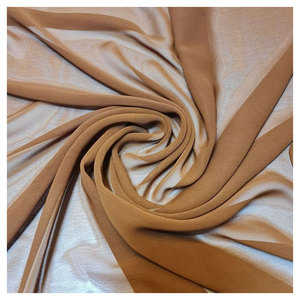 Rollo de tela de gasa de poliéster suave de primera calidad en color marrón camel para vestidos de mujer y material de gasa de poliéster teñido liso para uso en confección. - Product Image 2